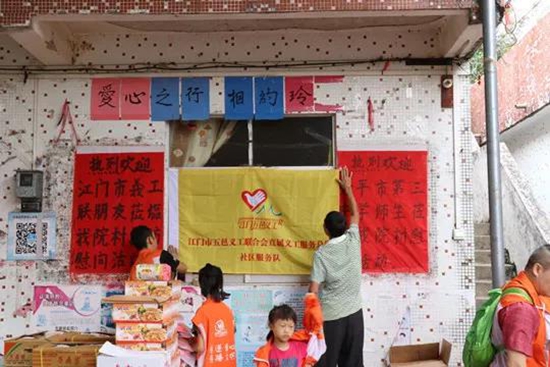 迎中秋送愛(ài)心 漢的電氣代表探訪麻風(fēng)病康復(fù)老人