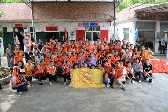 迎中秋送愛(ài)心 漢的電氣代表探訪麻風(fēng)病康復(fù)老人