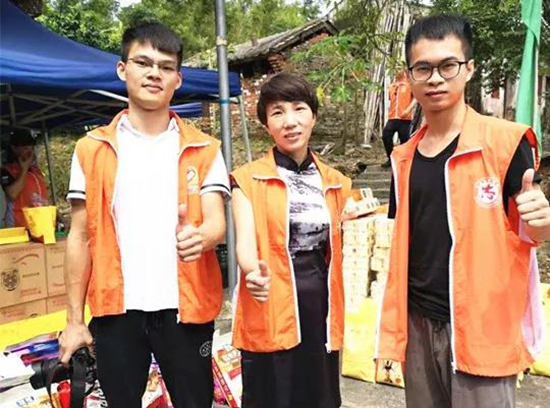 迎中秋送愛(ài)心 漢的電氣代表探訪麻風(fēng)病康復(fù)老人